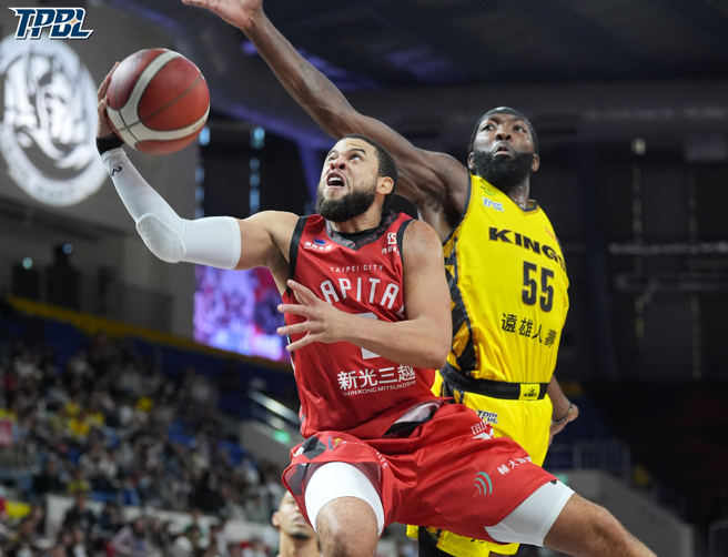 麦卡伦切入上篮，曼尼高来不及阻挡。(TPBL提供)