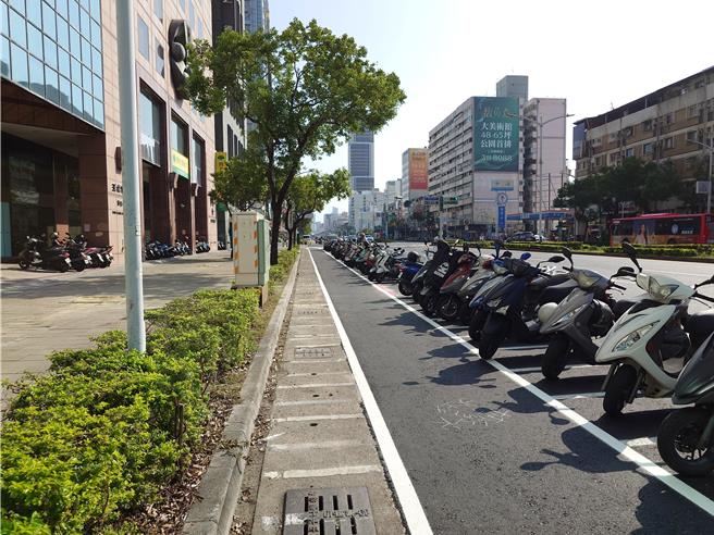 高雄市区的博爱一路，于三民区同盟一路至北平一街之间，于路边的机车停车格前方，多出1条自行车道，让自行车与人行道分流获不少民眾称讚。（任义宇摄）