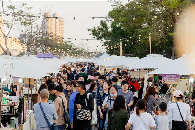 「高雄潮玩祭」1日在愛河旁河西路盛大登場，現場有近百攤特色市集、音樂演出、親子互動表演、體驗活動為高雄帶來一場結合潮流、文化與觀光的城市派對，首日吸引超過萬人共襄盛舉。（高市府觀光局提供／洪浩軒高雄傳真）