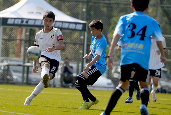 高雄Attackers FC U13队长吴裕威（左）在4强赛率先破门。（健身工厂提供）