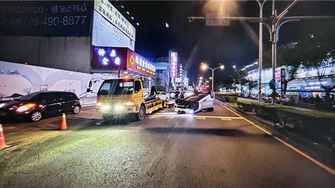 桃园市中坜区1日晚间8时许，34岁赖姓男驾驶自小客车沿中华路二段往溪州街方向直行时，不慎撞上与路边拖吊车，导致赖男小客车翻覆。（翻摄照片／廖姮玥桃园传真）