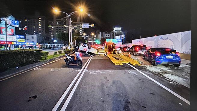 桃园市中坜区1日晚间8时许，34岁赖姓男驾驶自小客车沿中华路二段往溪州街方向直行时，不慎撞上与路边拖吊车，导致赖男小客车翻覆。（翻摄照片／廖姮玥桃园传真）