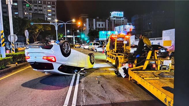 桃园市中坜区1日晚间8时许，34岁赖姓男驾驶自小客车沿中华路二段往溪州街方向直行时，不慎撞上与路边拖吊车，导致赖男小客车翻覆。（翻摄照片／廖姮玥桃园传真）