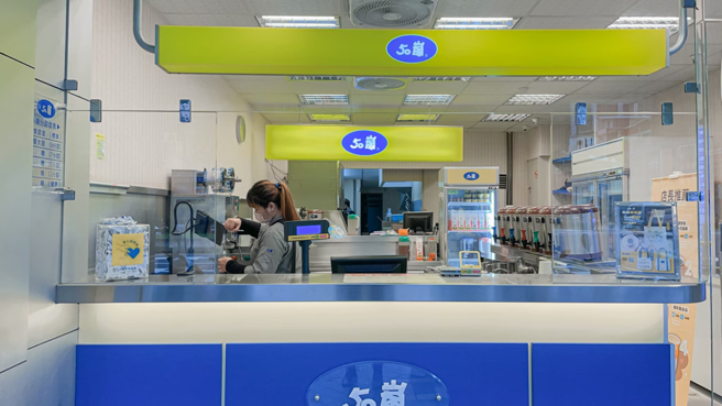 知名手摇饮料店50岚有为顾客做特制饮料的服务。（示意图／资料照）