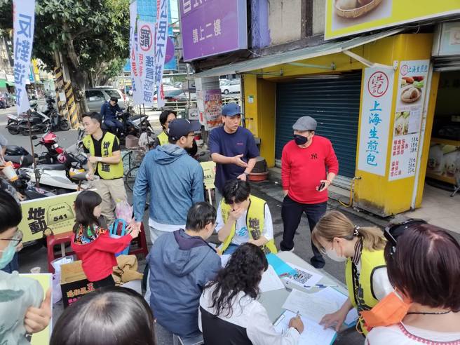 「地动删瑶」召集人赖苡任表示，1日连署罢免吴思瑶，他明显感受到民眾对民进党的愤怒，边写边骂的情况比过去还多。(摘自赖苡任脸书)