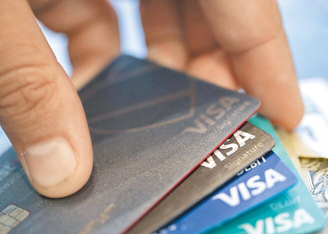 国银衝发卡，停卡数也逐年飙高。图／美联社