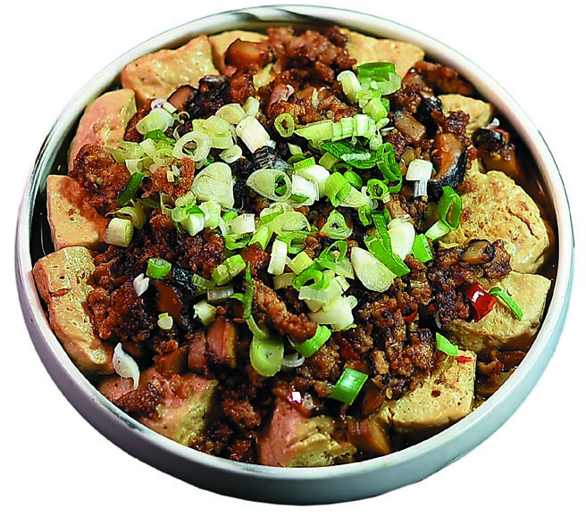 「海派私房菜」的「香辣臭豆腐」，是以自制香辣酱为上海式「清蒸臭豆腐」提味增香。图／姚舜