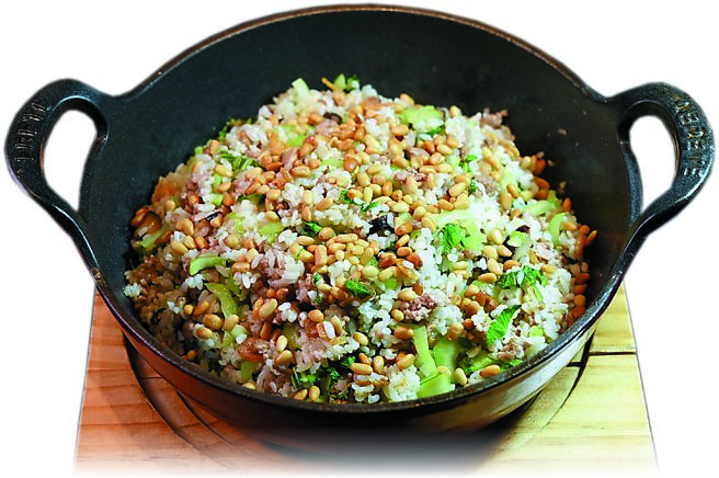 「海派私房菜」的「松子菜饭」用料丰富，越光米炊饭内拌入了青江菜、虾米、北菇、绞肉和松子。图／姚舜