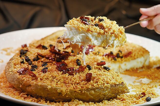 「海派私房菜」的「避风塘圆鳕」，直径比脸还大，厚度有5公分。图／姚舜