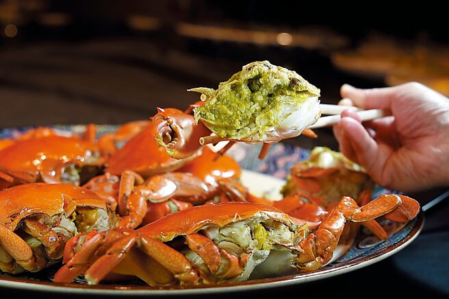 「海派私房菜」的「清蒸处女蟳」，每尾都重6两以上，蟹膏饱满、蟹肉鲜甜，吃来过瘾。图／姚舜