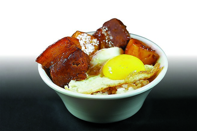 享用「海派私房菜」人气私房菜「鲍鱼红烧肉年糕」，可以在白饭上淋红烧肉酱汁，再以太阳蛋搭着红烧肉、红烧鲍鱼和寧波年糕，组成一碗「奢华版黯然销魂饭」。图／姚舜
