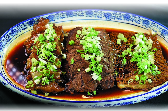 「海派私房菜」的「老滷牛三宝」，滷汁「养」了三年，滷牛肚、牛腱和牛筋，每种食材都滷得非常入味。图／姚舜