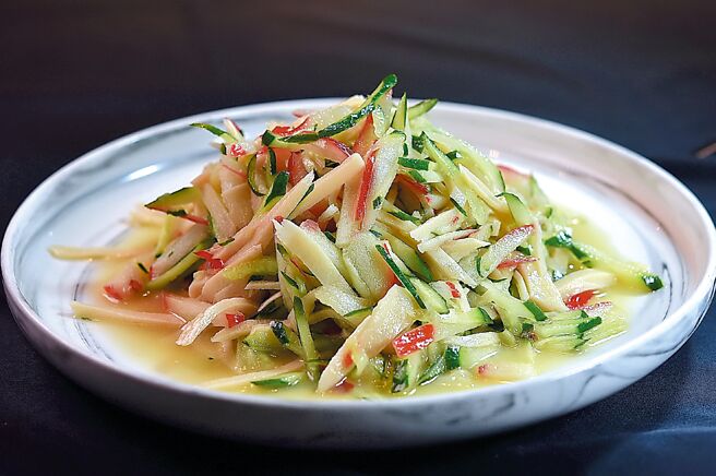 「海派私房菜」的「凉拌三丝」，内有小黄瓜丝、莲雾丝和素鲍鱼丝。图／姚舜