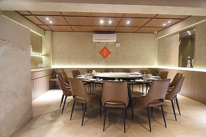 台北东区「海派私房菜」的B1有2张圆桌，可接待不同客人订席。图／姚舜