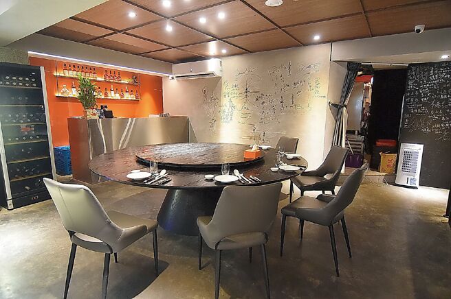 「海派私房菜」占地二层，有三张圆桌可接待客人，装潢设计採一般居家简约风格。图／姚舜