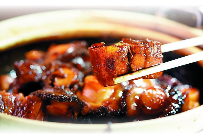 「海派私房菜」人气私房菜「鲍鱼红烧肉年糕」的五花肉，肥瘦有致、皮Q肉弹，开胃下饭。图／姚舜