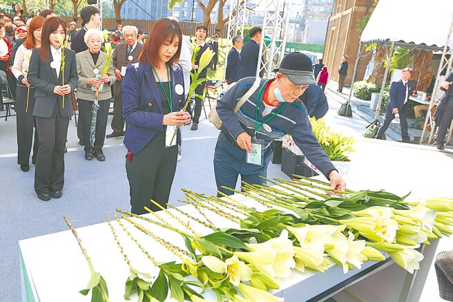228事件纪念基金会举行228事件78周年中枢纪念仪式，许多民眾前来献花致意。（杜宜谙摄）