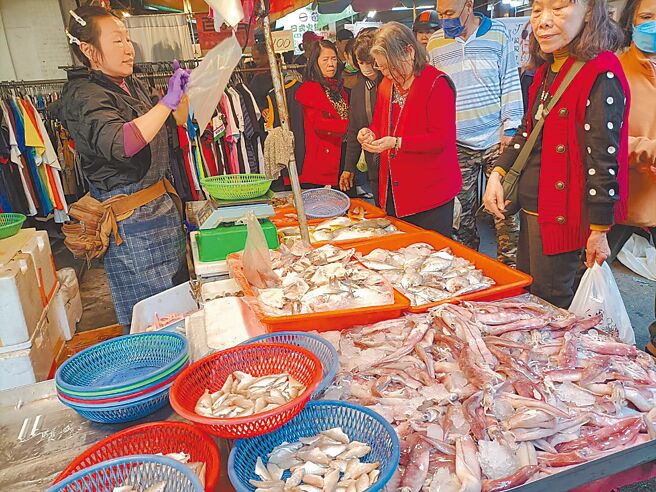 鱼价「涨」声不断，专家表示可透过推广「地产地销」观念，鼓励消费者多选择本土捕捞与养殖鱼种。。（陈淑娥摄）