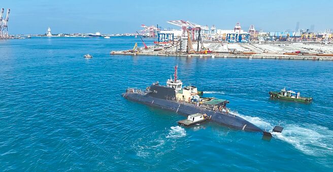 潜舰国造原型舰「海鲲军舰」2月28日移出乾坞亮相，间接打破外传进度不如预期的谣言。（台船提供／柯宗纬高雄传真）