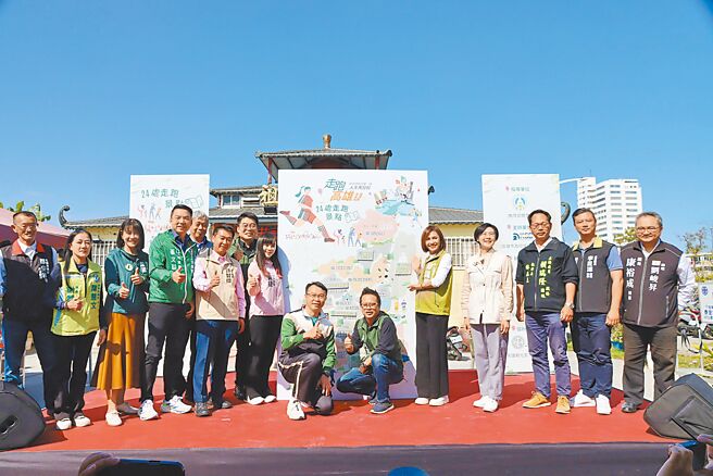 民進黨立委林岱樺（右四）2月28日出席高市府路跑活動，但與同黨立委邱議瑩（右五）、許智傑等人沒有互動。（高市府運發局提供／柯宗緯高雄傳真）