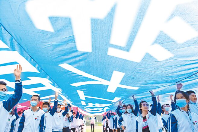 教育部长郑英耀宣布，7所与大陆国防军事工业密切关连的大学，俗称「国防七子」，我方学校不宜交流。图为国防七子之一的北京理工大学大学部开学典礼。（中新社）