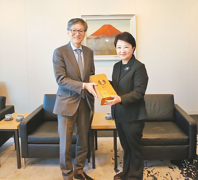 台中市長盧秀燕（右）訪日第4天，2月27日與三井代表取締役‧副社長執行董事‧海外事業本部長山本隆志（左）會面。（台中市政府提供／陳淑娥台中傳真）