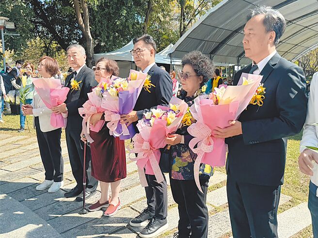 台中市府2月28日在大里國光公園舉辦和平紀念追思會，副市長黃國榮（左二）、立法院副院長江啟臣（右三）、立委何欣純（左一）等人共同獻花致意。（潘虹恩攝）