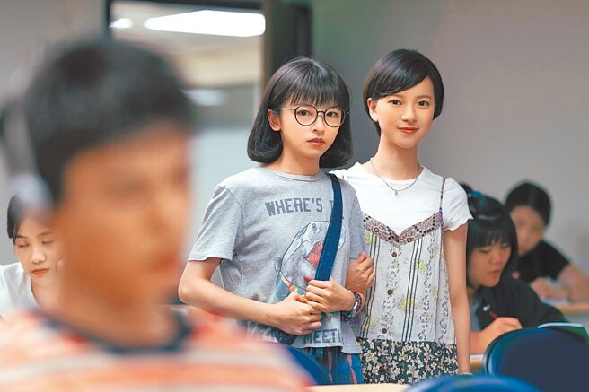 陳姸霏（左）跟項婕如在《夜校女生》中飾演同校生。（興揚電影提供）