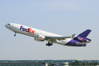 驚險場面！FedEx波音貨機遇鳥擊空中失火 緊急返航