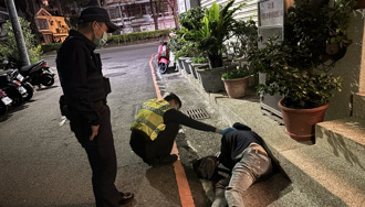 中古車商醉倒巷內 警到場救援驚呆！他隨身攜帶50萬現金