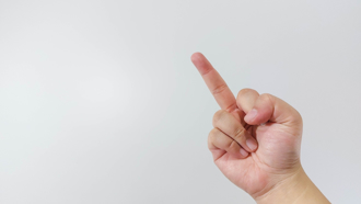 停車遭後車按喇叭  他怒「比中指」挨告判無罪  法官：短暫負面手勢