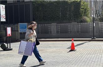 新光三越氣爆後回館內取私物 櫃姐：為何不讓我們回來上班？