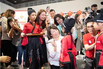 嘉義抓周結合科技 「AR萌虎帽」讓親子同樂