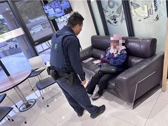 老翁騎車摔倒還有失智婦獨站路口 台東暖警神救援助返家