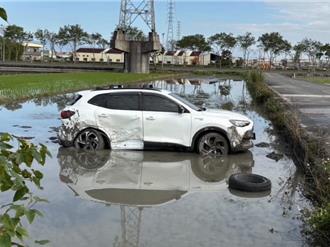 宜兰轿车互撞！1车飞进田中央   路人讽「停得真好」