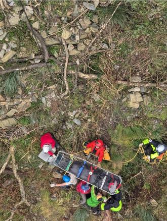 宜蘭大學登山社員滑落陡坡腦震盪   直升機吊掛下山就醫