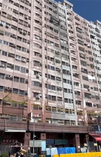 高雄大樓外牆頻下「磁磚雨」  維修竟沒設防護網    路人：好危險