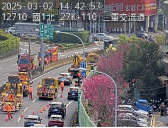 三重交流道5車連環撞   3人輕傷後方車流塞爆