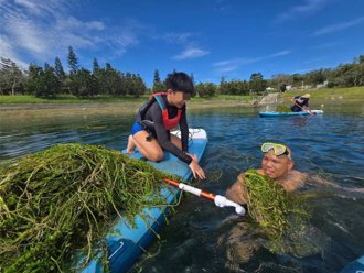 台東水協提升水域活動安全 活水湖清出2噸過長水草 