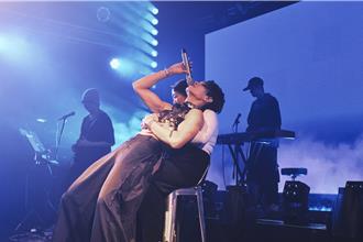 KIRE突破尺度扒光自己！躺女歌迷身上要她「儘管摸」