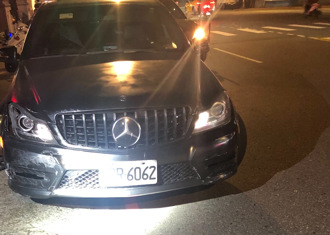 中和四號公園傳槍響！賓士男撞警車遭逮 搜出喪屍煙彈