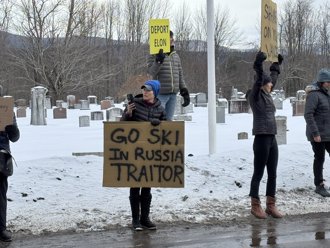 美國副總統范斯渡假遭抗議 「叛徒、國恥、去俄羅斯」