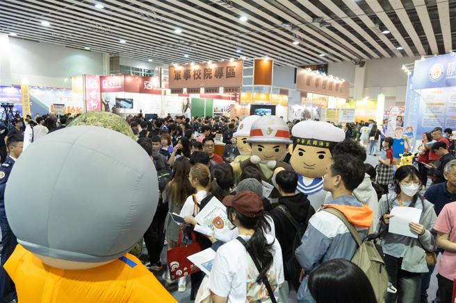 「2025大学暨技职校院多元入学博览会」昨日起一连两日在臺北、高雄展开。其中，「军事校院专区」吸引不少青年学子及家长驻足询问，经现场人员详细介绍校所资讯后，对于各军校特色与未来就学、就业管道，均表达高度兴趣，也矢志朝从军之路迈进。
（记者陈怡璇摄）