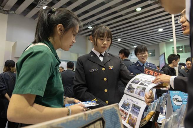 「2025大学暨技职校院多元入学博览会」昨日起一连两日在臺北、高雄展开。其中，「军事校院专区」吸引不少青年学子及家长驻足询问，经现场人员详细介绍校所资讯后，对于各军校特色与未来就学、就业管道，均表达高度兴趣，也矢志朝从军之路迈进。
（记者陈怡璇摄）