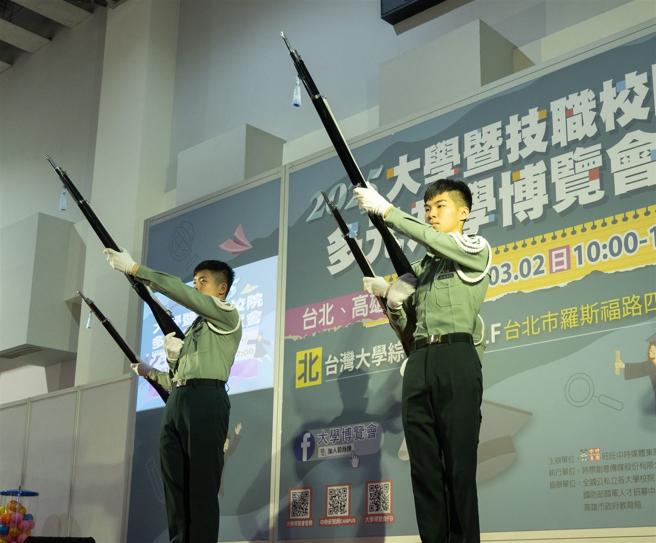  理工学院仪队以整齐划一的操枪动作，展现训练有素一面。（记者陈怡璇摄）