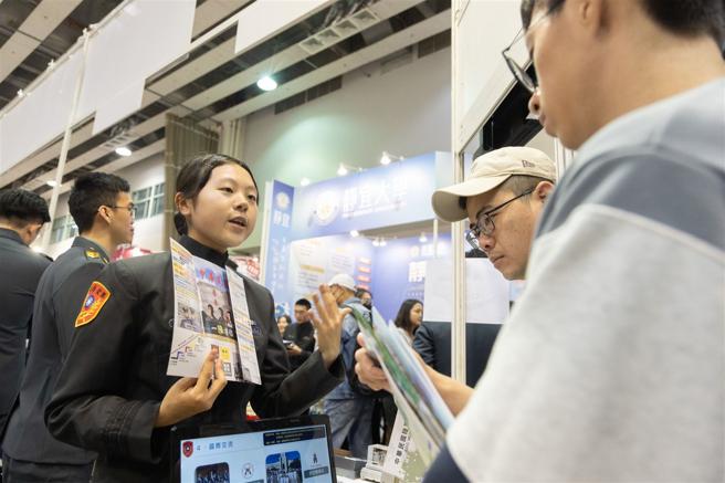  各军事校院设置招生摊位，引领学子了解军校特色。（记者陈怡璇摄）