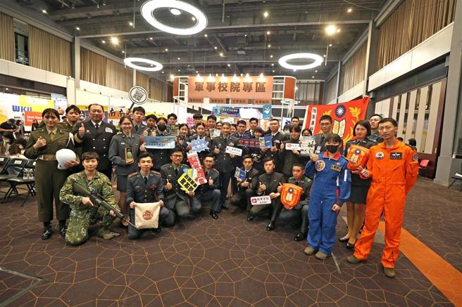  高雄场次大学博览会设置「军事校院专区」，吸引学子高度关注。（记者孙建屏摄）