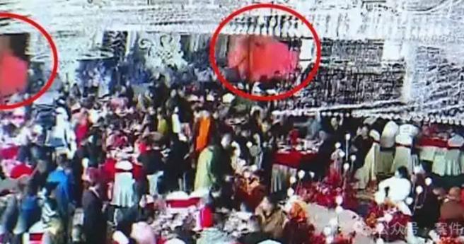 正当新娘准备入场时，萤幕上竟突然跳出1张不雅照片，让现场宾客错愕不已。（图／翻摄自微博）