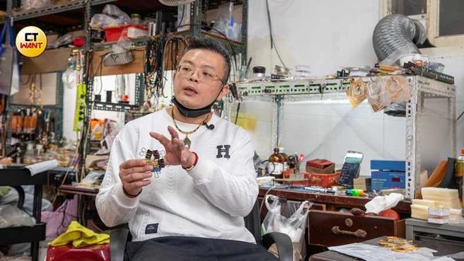 佛牌工作室负责人李昭霖（非当事店家）表示廖男行为仅是个案，正常包壳流程从接单到交件都会先跟顾客谈妥。（图／刘耿豪摄）