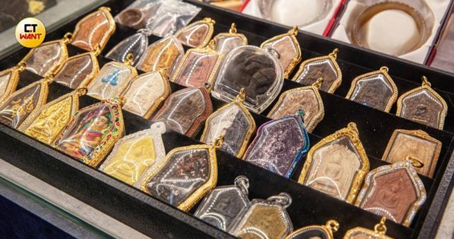 不少民眾会求泰国佛牌祈求神明庇佑，为避免氧化或是受潮发霉会将其包壳与外解阻绝。（图／刘耿豪摄）